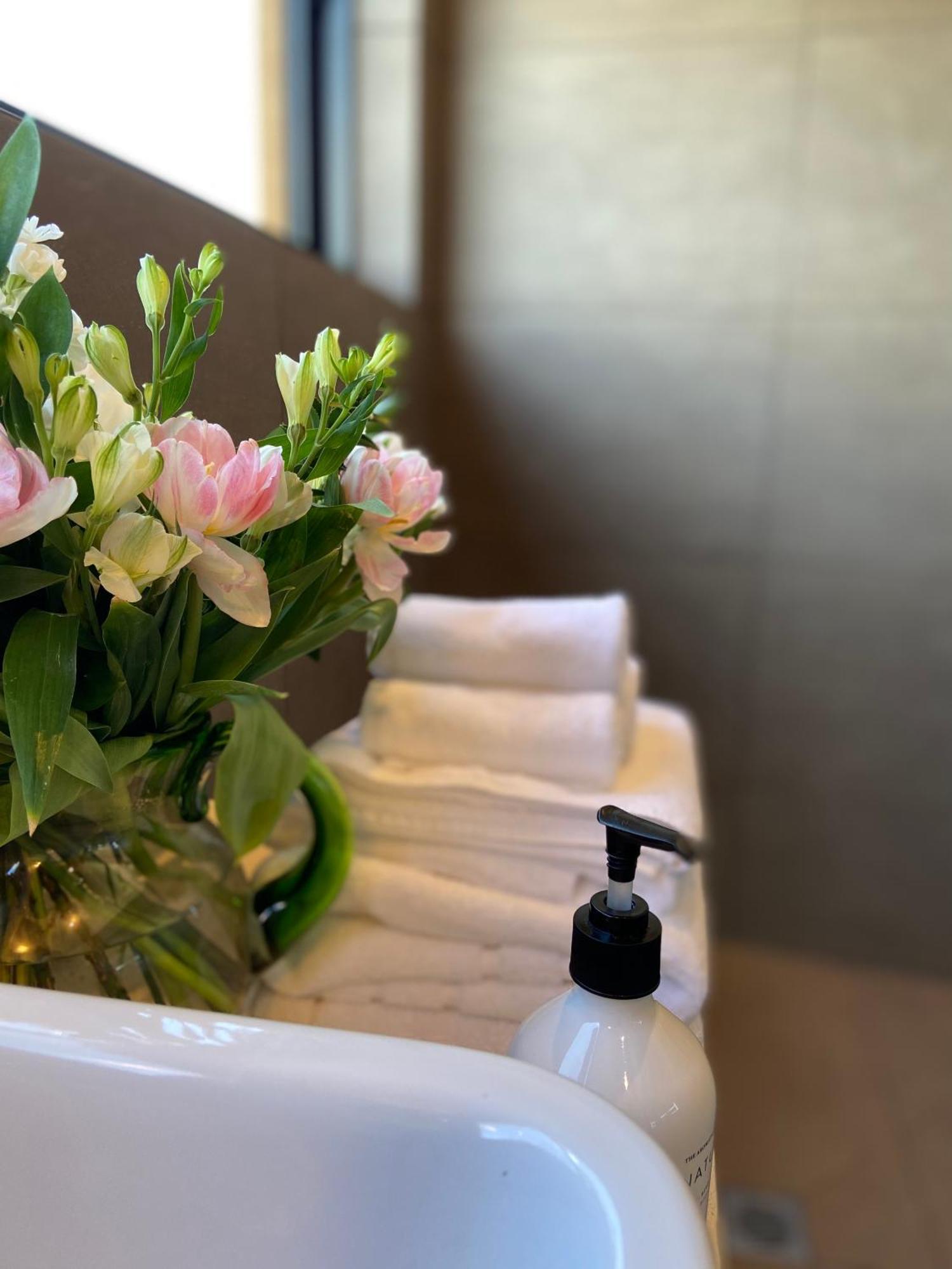 La Bodega Waiheke Island Otel Surfdale Dış mekan fotoğraf
